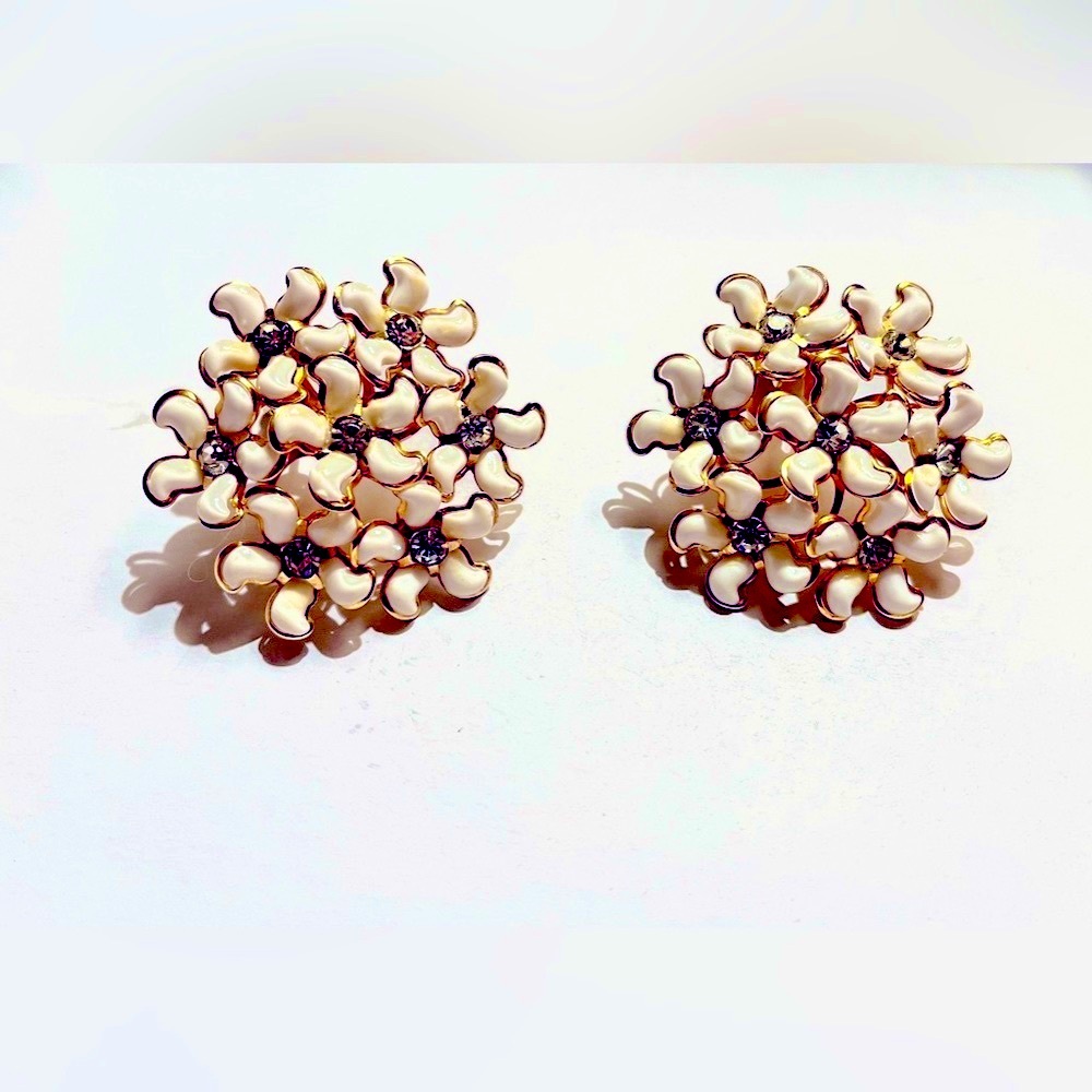 Vintage retro flower enamel adorable cream and blue earrings